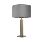 Lampa stołowa London w kolorze satynowego srebra z szarym kloszem. Posiada okrągłą podstawę i cylindryczny, teksturowany trzon. Klosz wykonany z materiału, lekko zaokrąglony, umieszczony na górze lampy.