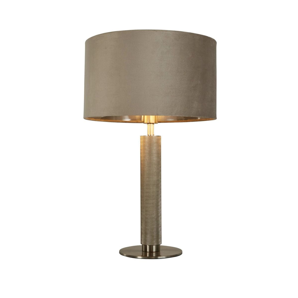 Lampa stołowa London w satynowym srebrze z ciemnoszarym abażurem. Okrągła podstawka i cylindryczny korpus z teksturowanego materiału. Ujęcie frontalne, lampa stojąca, w pełni zmontowana, gotowa do użycia.