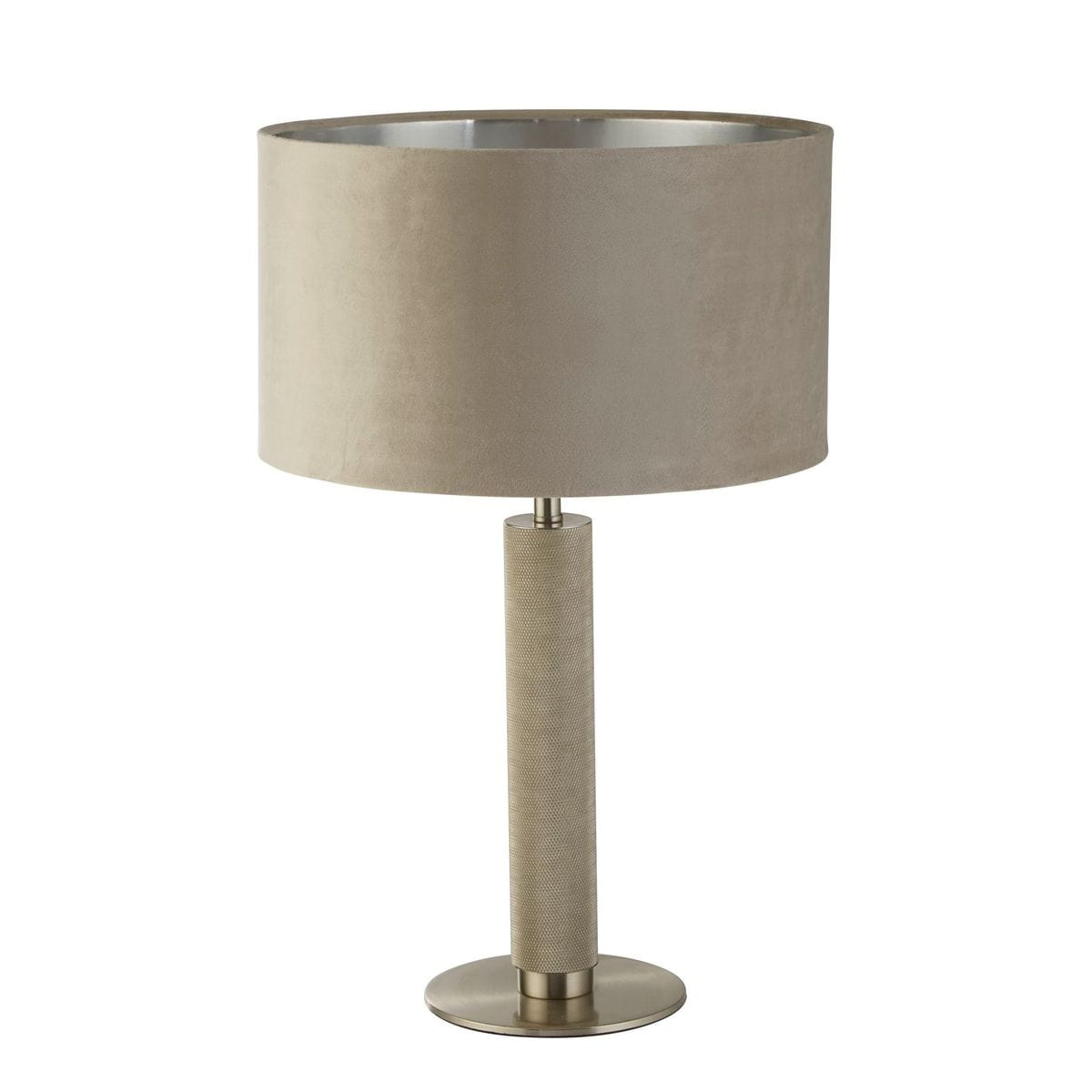 Lampa stołowa London w satynowym srebrze z ciemnoszarym, teksturowanym abażurem. Ustawiona w pozycji stojącej, z okrągłą podstawą i cylindrycznym trzonem. Abażur ma prosty, elegancki kształt.