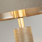 Lampa stołowa London w satynowym srebrze z ciemnoszarym abażurem. Widoczny detal metalowej podstawy z teksturowanym wykończeniem oraz elementem mocującym. Produkt ukazany w górnej części, zbliżenie na detal konstrukcji.