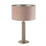 Lampa stołowa London z satynowym srebrnym stelażem i różowym, aksamitnym kloszem. Okrągła podstawa, cylindryczny korpus z teksturowanego materiału. Klosz otwarty u góry, ukazujący metaliczne wnętrze. Idealna do nowoczesnych wnętrz.