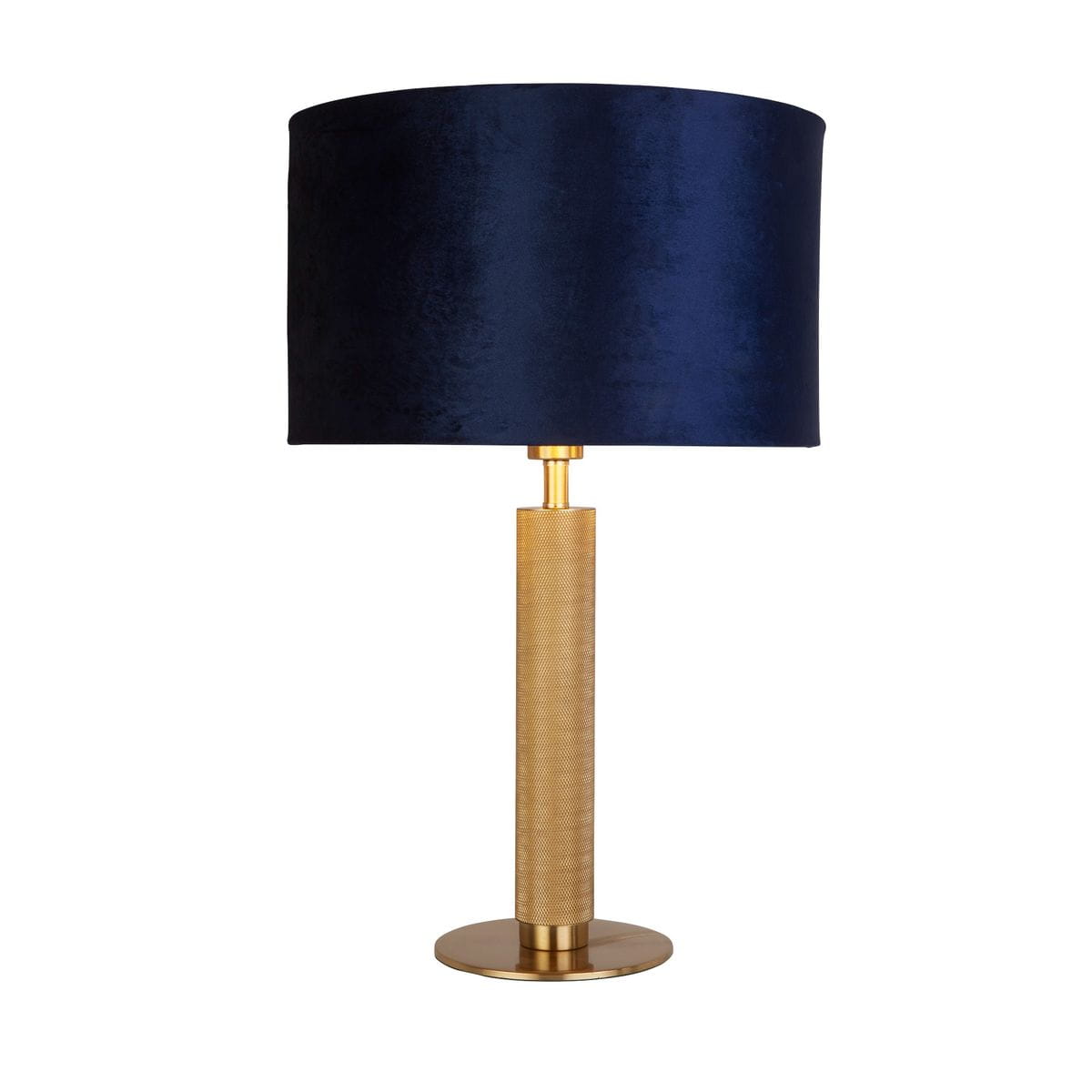 Lampa stołowa London z mosiężnym stelażem i granatowym abażurem. Cylindryczna podstawa z teksturowanym wykończeniem, umieszczona na okrągłej podstawie. Wysokość lampy optymalna do użytku w pomieszczeniach.