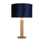 Lampa stołowa London z mosiężnym stelażem i granatowym abażurem. Cylindryczna podstawa z teksturowanym wykończeniem, umieszczona na okrągłej podstawie. Wysokość lampy optymalna do użytku w pomieszczeniach.