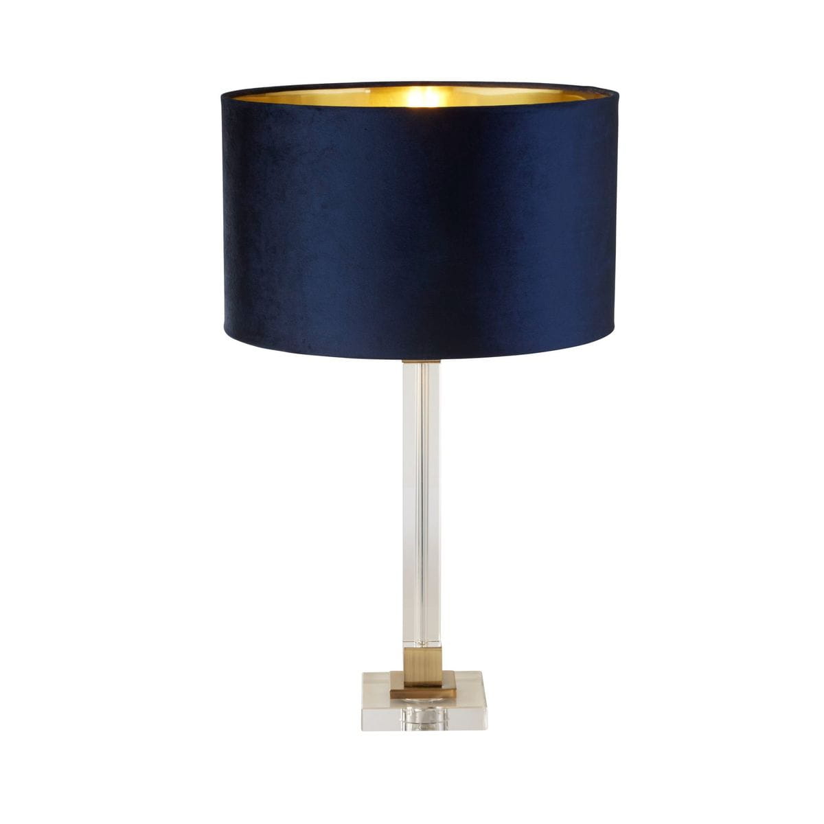 Lampa stołowa Scarborough z mosiężnym wykończeniem i granatowym, aksamitnym kloszem, z wewnętrzną złotą powłoką. Posiada przezroczystą podstawę z kwadratowym podłożem i prostą, elegancką nogą.