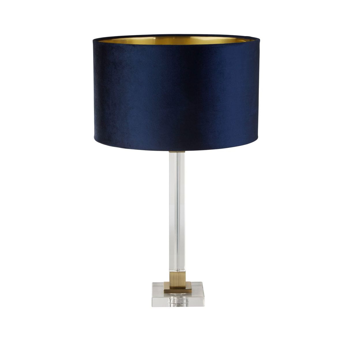 Lampa stołowa Scarborough z granatowym kloszem z weluru i złotym wnętrzem, na przezroczystym, prostokątnym stelażu z mosiężnym akcentem, stojąca na kwadratowej podstawie. Idealna do dekoracji wnętrz, pokazana z boku.