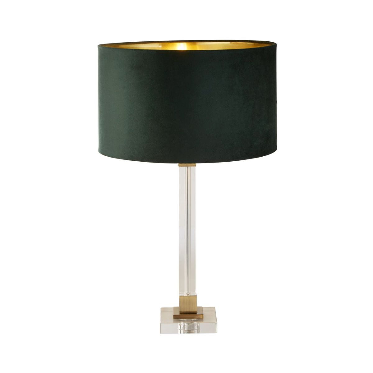 Lampa stołowa Scarborough z zielonym, aksamitnym kloszem i złotym wnętrzem, osadzona na przezroczystym, akrylowym trzonie z mosiężnymi akcentami. Ujęcie frontalne, lampa stoi na prostokątnej podstawie.