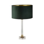 Lampa stołowa Scarborough z mosiężnymi detalami, zielonym, aksamitnym kloszem i przezroczystą podstawą. Ujęcie frontalne, ukazuje całość konstrukcji z wyraźnymi elementami dekoracyjnymi. Idealna do eleganckich wnętrz.