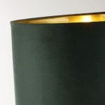 Lampa stołowa Scarborough z mosiężnym wykończeniem i zielonym abażurem z materiału o gładkiej fakturze. Widoczna złota wewnętrzna strona abażura, co podkreśla elegancki design. Ujęcie z boku, eksponujące kształt oraz kolorystykę.