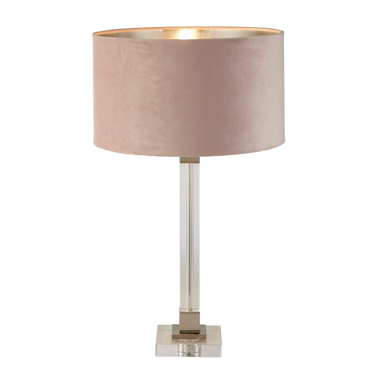 Lampa stołowa Scarborough z kloszem w kolorze różowym z materiału aksamitnego i podstawą z satynowego niklu oraz przezroczystego akrylu. Ujęcie z boku, prezentujące detal konstrukcji i fakturę klosza.