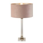 Lampa stołowa Scarborough z kloszem w kolorze różowym z materiału aksamitnego i podstawą z satynowego niklu oraz przezroczystego akrylu. Ujęcie z boku, prezentujące detal konstrukcji i fakturę klosza.