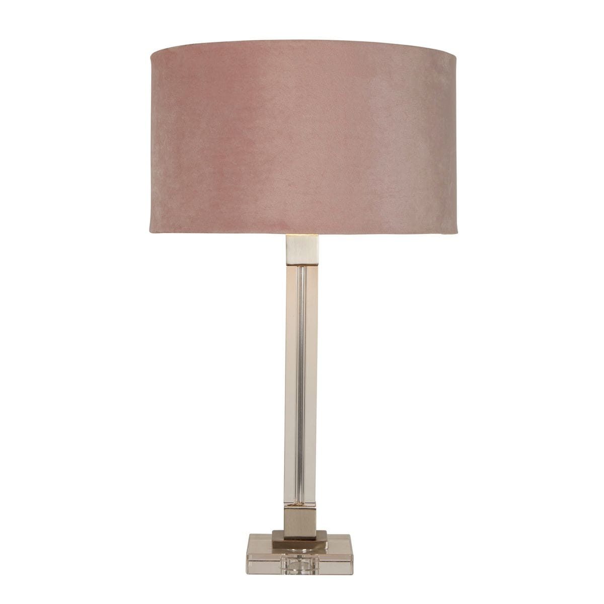 Lampa stołowa Scarborough z satynowym niklem i różowym abażurem z weluru. Prosta, prostokątna podstawa oraz transparentny detal. Ujęcie frontalne, lampa stoi na płaskiej powierzchni. Wysoka, elegancka forma idealna do nowoczesnych wnętrz.