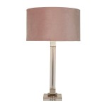 Lampa stołowa Scarborough z satynowym niklem i różowym abażurem z weluru. Prosta, prostokątna podstawa oraz transparentny detal. Ujęcie frontalne, lampa stoi na płaskiej powierzchni. Wysoka, elegancka forma idealna do nowoczesnych wnętrz.