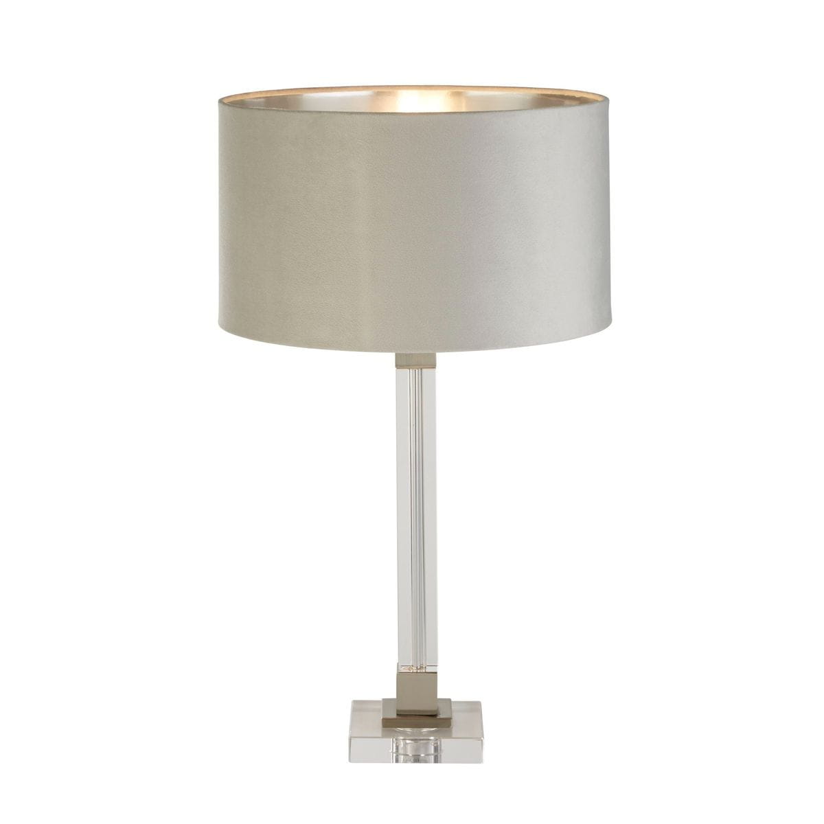 Lampa stołowa Scarborough z satynowego niklu i szarym abażurem, z prostą, transparentną podstawą. Ujęcie z boku, stojąca na płaskiej powierzchni. Abażur okrągły, gładki, z wewnętrzną złotą powłoką, nadający ciepłe światło.