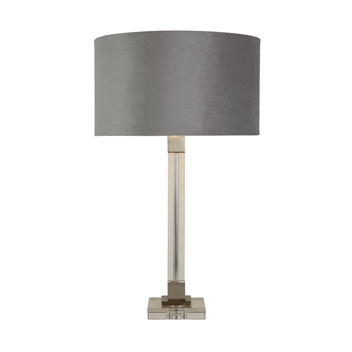 Lampa stołowa Scarborough z szarym, materiałowym abażurem oraz podstawą z satynowego niklu. Stojąca, z przezroczystym elementem w dolnej części i kwadratową podstawą. Prosta, elegancka forma, idealna do nowoczesnych wnętrz.