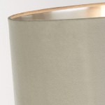 Lampa stołowa Scarborough w satynowym niklu z szarym abażurem. Abażur o teksturze przypominającej tkaninę, z jasnym wykończeniem wewnętrznym. Ujęcie z bliska, ukazujące detal krawędzi abażuru.