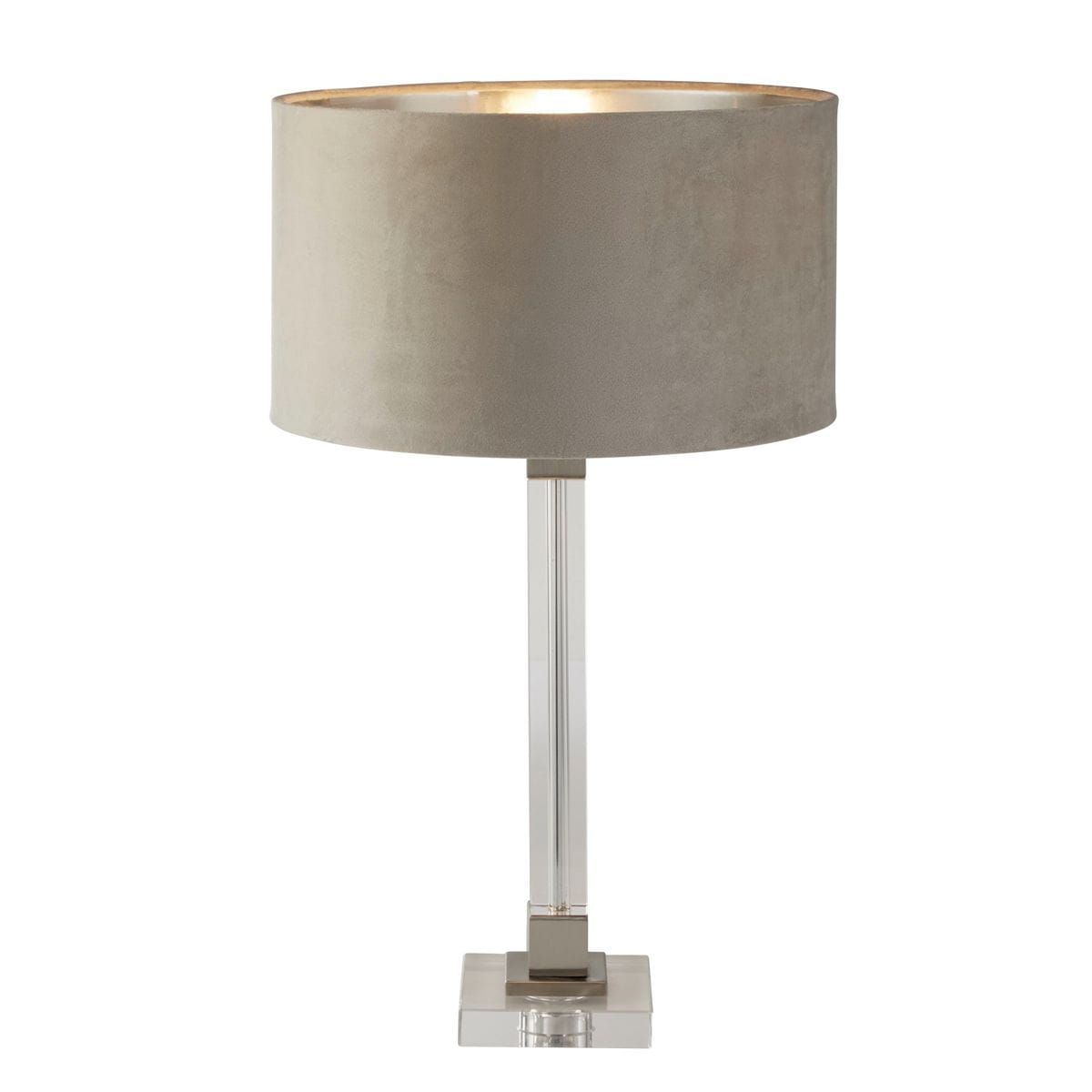 Lampa stołowa Scarborough z satynowego niklu i taupe, z cylindrycznym abażurem z materiału. Stoi na kwadratowej podstawie, ma prostą, przezroczystą nogę. Idealna do nowoczesnych wnętrz.