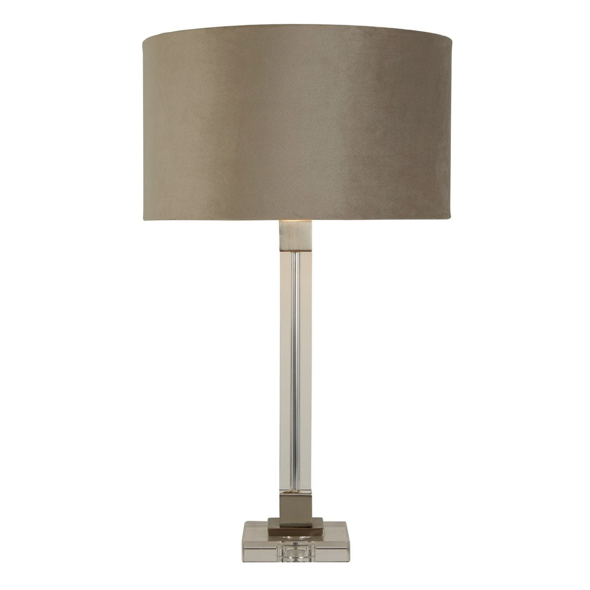 Lampa stołowa Scarborough z satynowanego niklu, z okrągłym kloszem w kolorze taupe. Prosta, cylindryczna podstawa z przezroczystego akrylu, z widocznym źródłem światła. Ujęcie frontalne, produkt w pozycji stojącej.