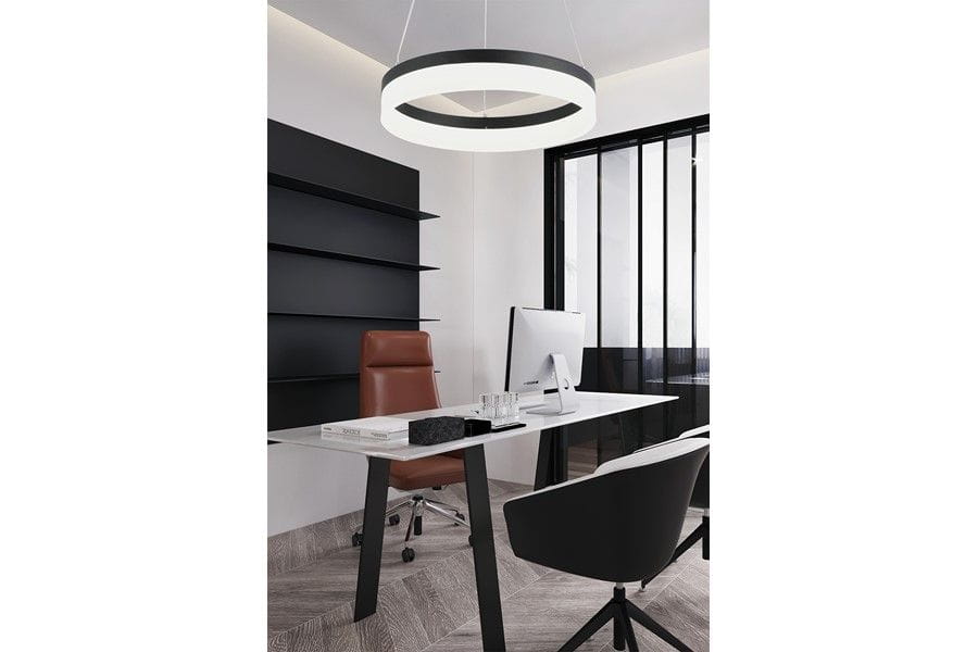 Lampa wisząca Cornelia 1xLED/24W w kolorze antracytowym, w kształcie okręgu, zawieszona w nowoczesnym biurze. Widoczny stół z białym blatem, czarna półka oraz fotel w odcieniu brązu. Tło minimalistyczne, z dużymi oknami.