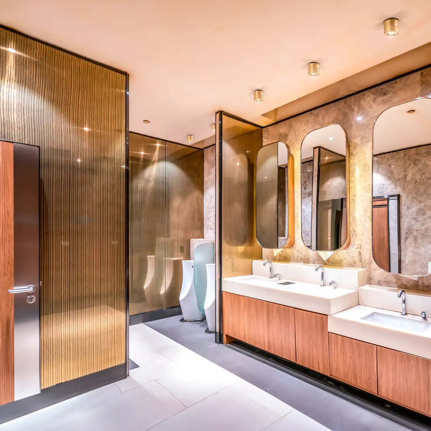 Lampa sufitowa tuba Luna 1xGU10/IP65 w kolorze złotym, zamontowana na suficie w nowoczesnej łazience. Oświetlenie LED w minimalistycznym stylu, z metalicznym wykończeniem, tworzy elegancką atmosferę.