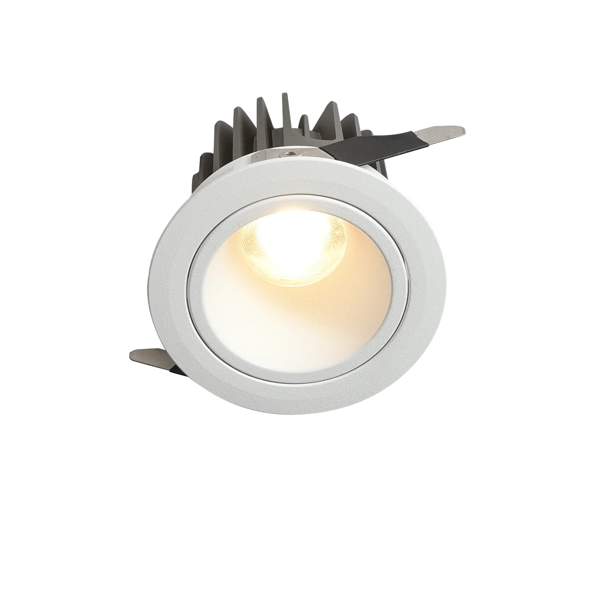 Pik oprawa do zabudowy 1xLED/8W/CCT/IP54 w kolorze białym, z okrągłym kloszem i widocznym źródłem światła. Ujęcie frontalne, produkt zamontowany, z widocznymi żeberkami chłodzącymi na tylnej części.
