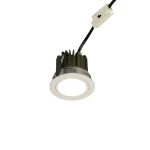 Pik oprawa do zabudowy 1xLED/8W/CCT/IP54 w kolorze białym, z okrągłym kloszem, montowana w sufitach. Widoczny radiator w kolorze szarym. Produkt zawiera przewód z wtyczką, przeznaczony do oświetlenia wnętrz i przestrzeni zewnętrznych.