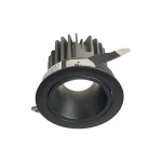 Pik oprawa do zabudowy LED 1x8W w kolorze czarnym, z okrągłym kloszem i metalowym wykończeniem. Widoczna konstrukcja z radiatorami, zamontowana w pozycji stojącej, oferująca możliwość regulacji. IP54 zapewnia odporność na wilgoć.