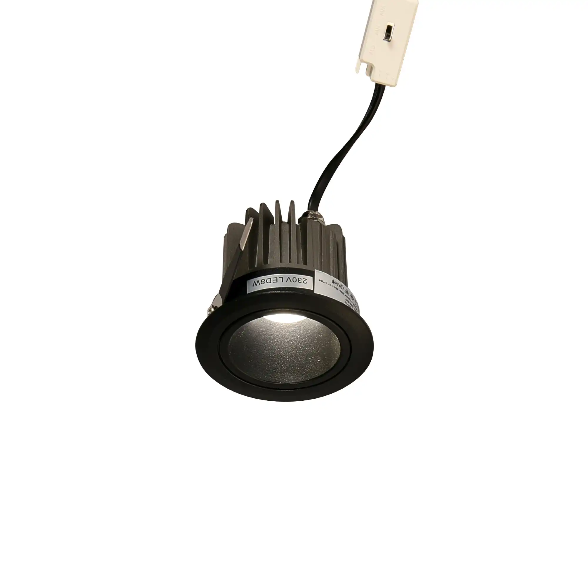 Czarna oprawa do zabudowy Pik z LED 8W, o kształcie okrągłym, widoczna z góry. Zintegrowany kabel z końcówką do podłączenia. Wysoka klasa szczelności IP54, odpowiednia do wnętrz. Metalowa obudowa z radiatorami chłodzącymi.