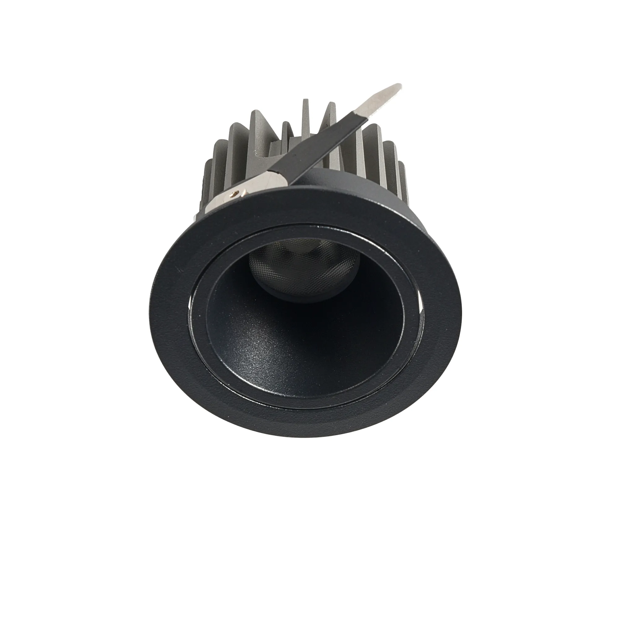 Czarna oprawa do zabudowy z jednym źródłem LED o mocy 8W, z funkcją CCT. Ujęcie z góry, ukazujące okrągły kształt i metalowy radiator. Widoczny otwór na żarówkę, z siatkowym elementem zabezpieczającym wewnątrz.