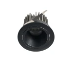 Czarna oprawa do zabudowy z jednym źródłem LED o mocy 8W, z funkcją CCT. Ujęcie z góry, ukazujące okrągły kształt i metalowy radiator. Widoczny otwór na żarówkę, z siatkowym elementem zabezpieczającym wewnątrz.