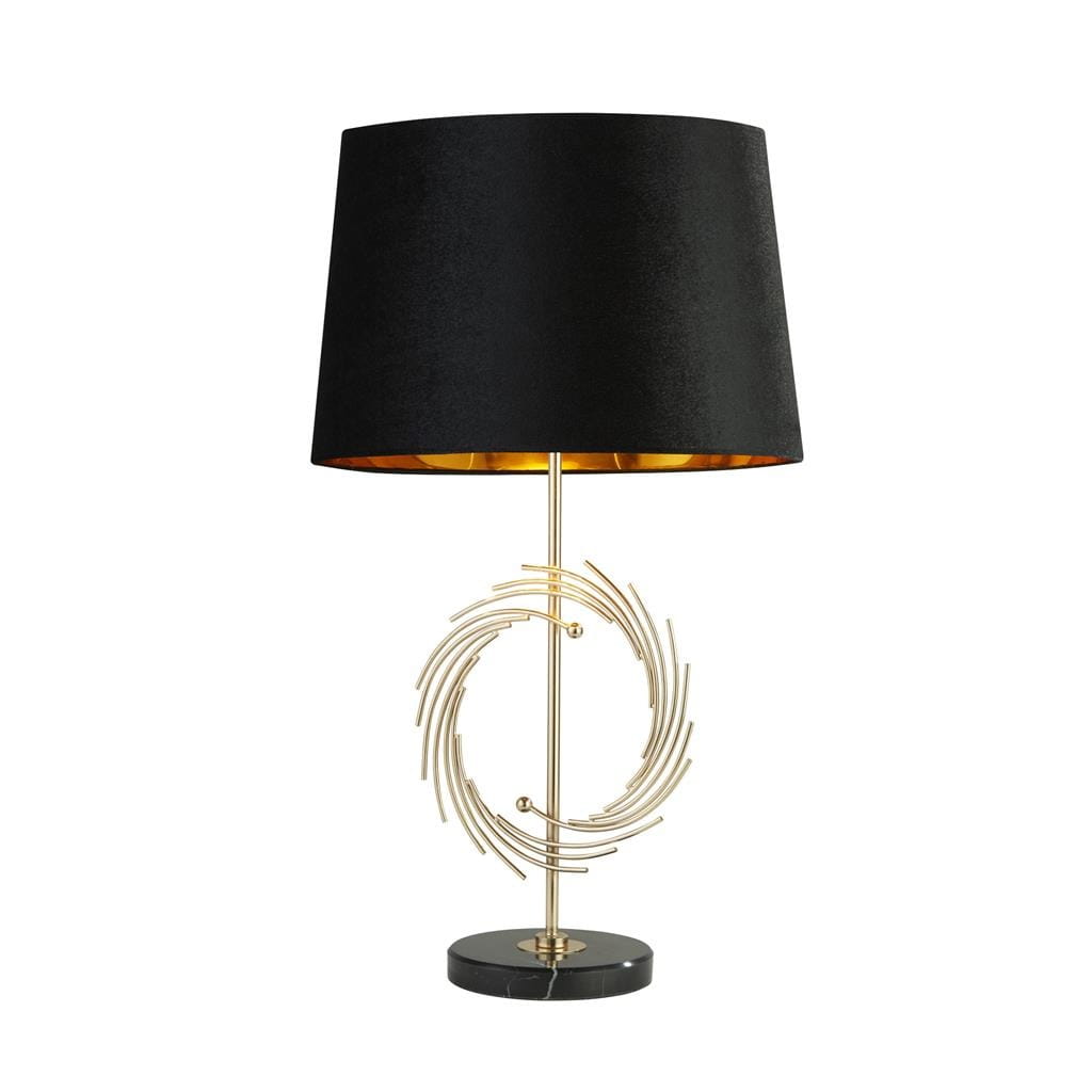 Lampa stołowa Rye z metalowym, złotym stelażem i czarnym, matowym kloszem. Stojąca na okrągłej, czarnej podstawie z marmuru, z dekoracyjnym, spiralnym detalem w centralnej części. Idealna do nowoczesnych wnętrz.