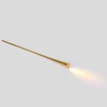Lampa wisząca Elysia w kolorze złotym, wykonana z metalu, o smukłej, stożkowej formie. Widoczna pojedyncza dioda LED o mocy 6W, emitująca ciepłe światło. Produkt w pozycji leżącej na jasnym tle.