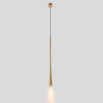 Lampa wisząca Elysia, złota, z metalowym kloszem w kształcie stożka, zawieszona na cienkim, czarnym przewodzie. Źródło światła LED 6W jest skierowane w dół, emitując ciepłe światło. Ujęcie frontalne na jednolitym tle.