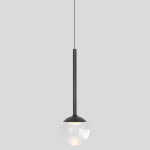 Lampa wisząca Orra z czarnym metalowym uchwytem i przezroczystą kulistą osłoną. Zawieszona na cienkim kablu, z widocznym źródłem światła LED 6W. Prosty, nowoczesny design idealny do różnych wnętrz.