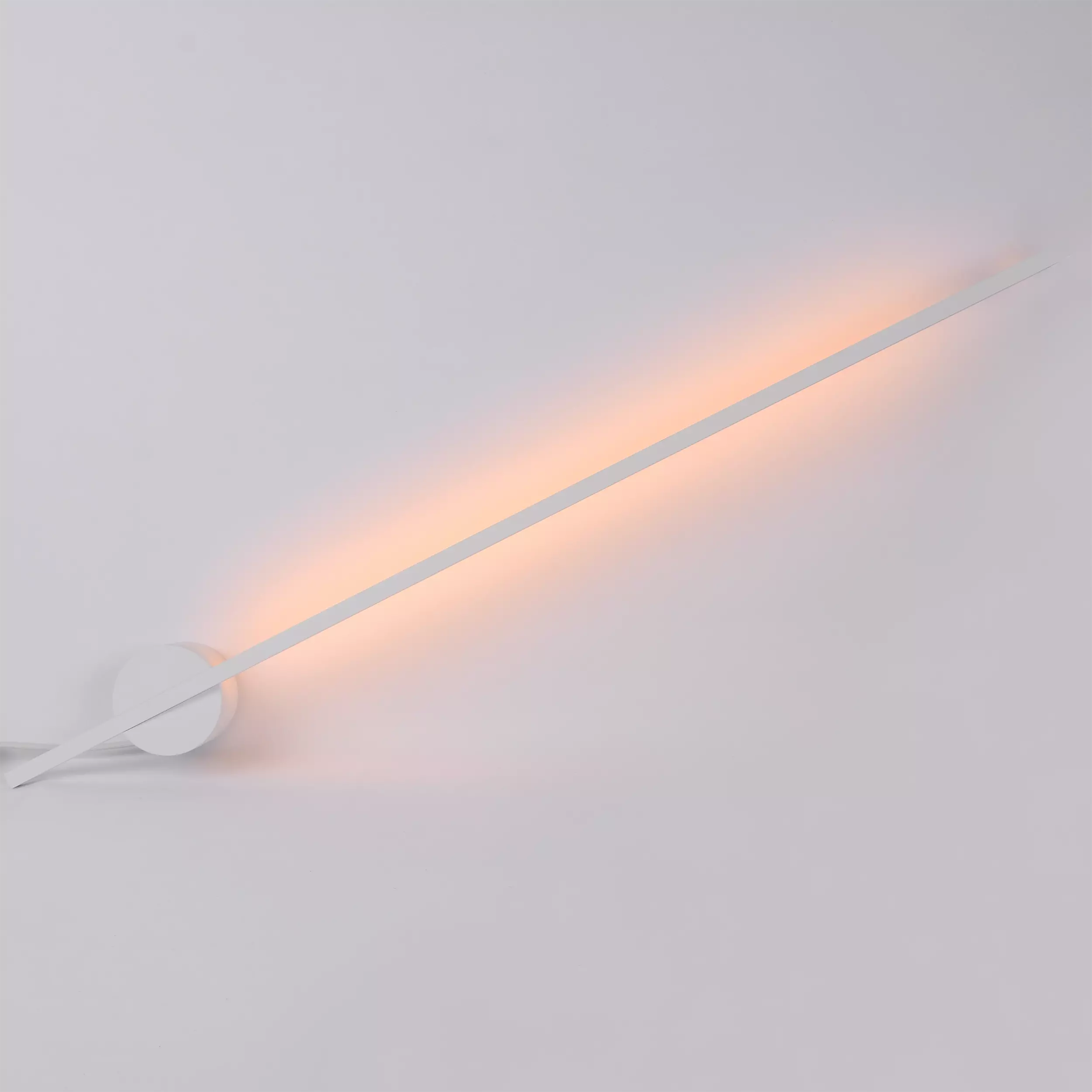Kinkiet Chloe 85 w kolorze białym z jedną diodą LED, o mocy 11W i temperaturze barwowej 3000K. Produkt zamontowany na ścianie, w formie prostokątnego, poziomego panelu emitującego ciepłe światło.