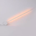Kinkiet Chloe 85 w kolorze białym z jedną diodą LED, o mocy 11W i temperaturze barwowej 3000K. Produkt zamontowany na ścianie, w formie prostokątnego, poziomego panelu emitującego ciepłe światło.
