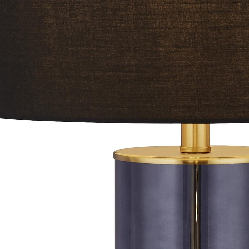 Lampa stołowa Liberty z mosiężnym stelażem i czarnym abażurem, z cylindryczną podstawą. Widok z boku, ukazujący połyskliwą powierzchnię oraz elementy konstrukcyjne. Idealna do nowoczesnych wnętrz. Wymaga żarówki E27.