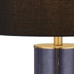 Lampa stołowa Liberty z mosiężnym stelażem i czarnym abażurem, z cylindryczną podstawą. Widok z boku, ukazujący połyskliwą powierzchnię oraz elementy konstrukcyjne. Idealna do nowoczesnych wnętrz. Wymaga żarówki E27.