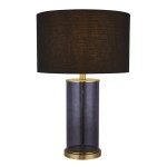 Lampa stołowa Liberty z mosiężnymi detalami i czarnym abażurem. Podstawa w kształcie cylindrycznym, wykonana z przezroczystego materiału. Wysoka, elegancka konstrukcja, idealna do nowoczesnych wnętrz. Kąt ujęcia frontalny.