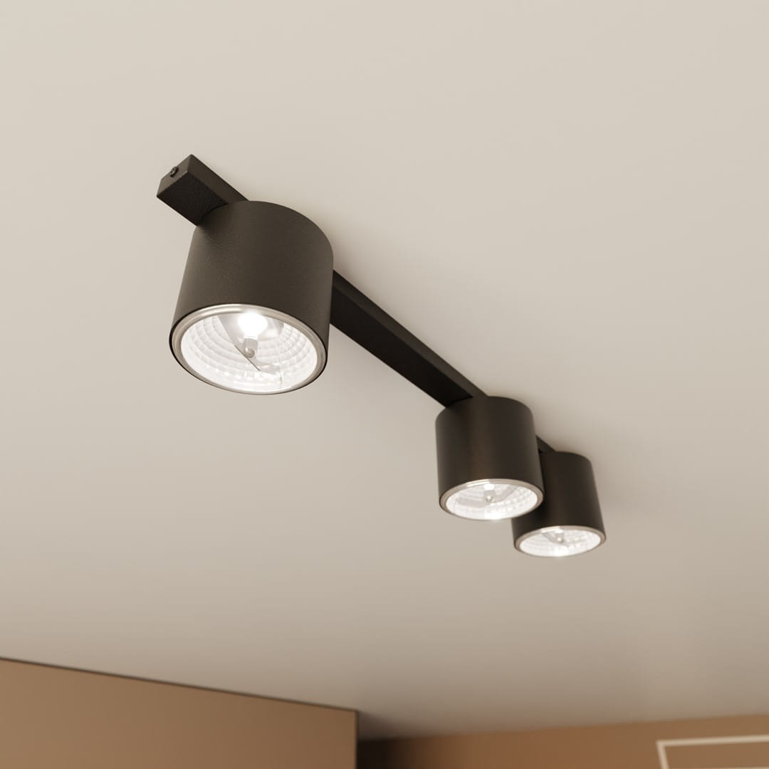 Nano lampa sufitowa w kolorze czarnym, z trzema okrągłymi kloszami na żarówki GU10/AR 111. Ujęcie z dołu, ukazujące montaż na suficie, z lekkim kątem. Klosze mają przezroczyste elementy, co podkreśla nowoczesny design.