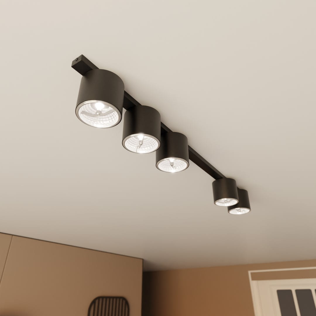 Nano lampa sufitowa w kolorze czarnym, z pięcioma okrągłymi oprawami na żarówki GU10/AR 111. Ujęcie z dołu, montowana do sufitu, elegancka forma z matowym wykończeniem, idealna do nowoczesnych wnętrz.
