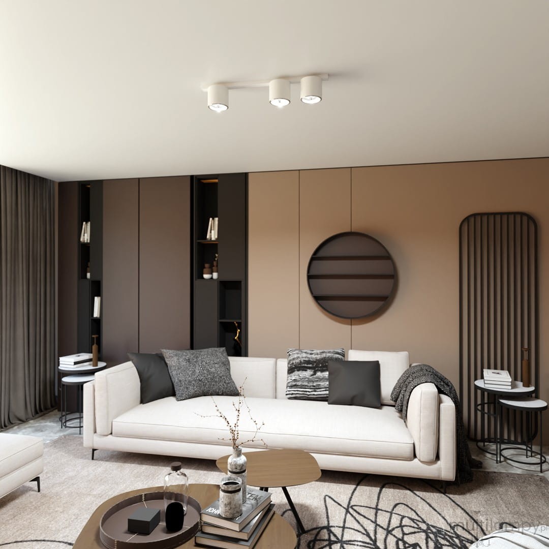 Nano lampa sufitowa w kolorze białym z trzema oprawami na żarówki GU10/AR 111, zamontowana na suficie. Lampa ma nowoczesny design, idealna do oświetlenia wnętrz. Widoczna w aranżacji salonu z jasną kanapą i stonowanym tłem.