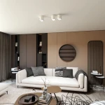 Nano lampa sufitowa w kolorze białym z trzema oprawami na żarówki GU10/AR 111, zamontowana na suficie. Lampa ma nowoczesny design, idealna do oświetlenia wnętrz. Widoczna w aranżacji salonu z jasną kanapą i stonowanym tłem.