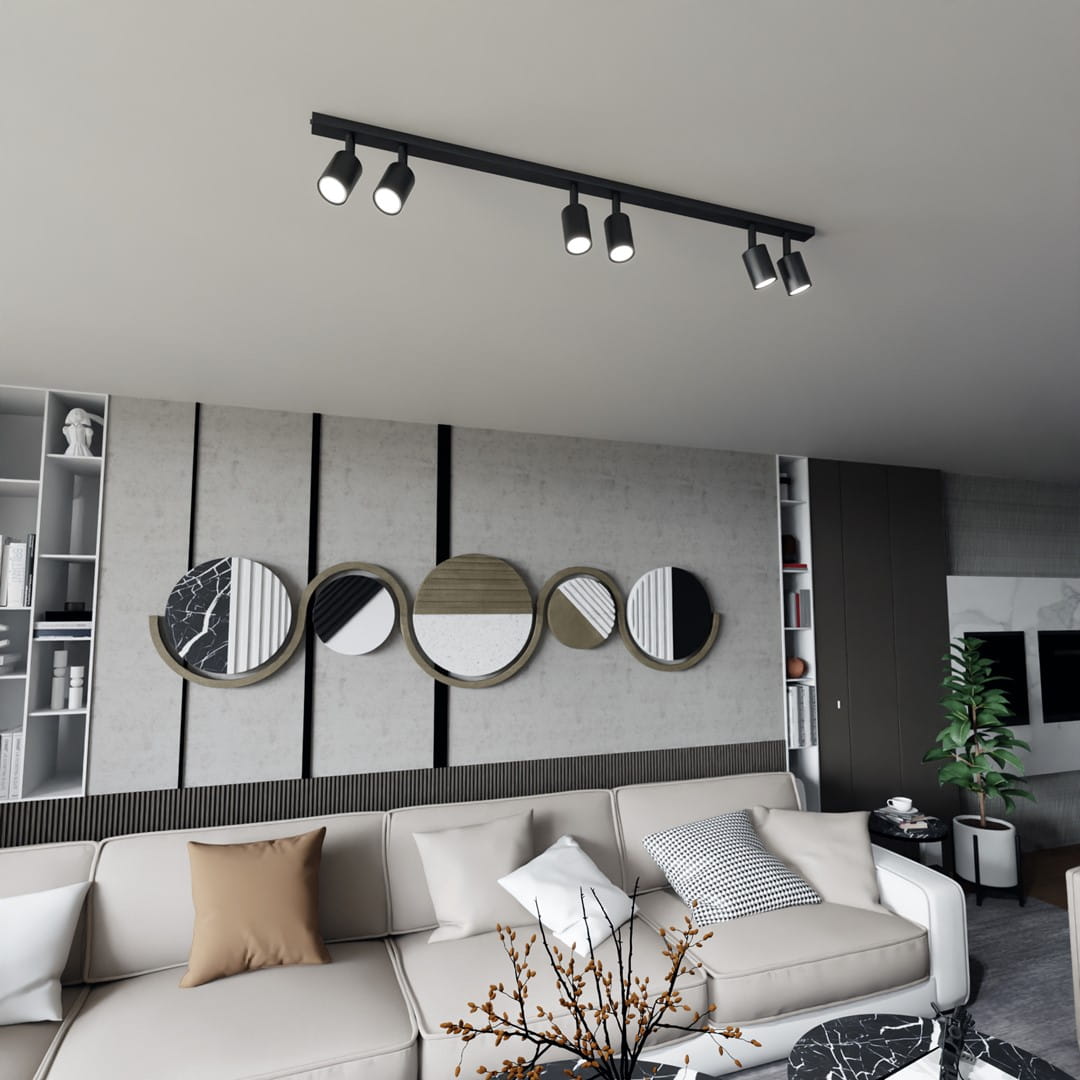 Czarna sufitowa lampa spotowa Flash z sześcioma oprawami GU10, zamontowana na suficie w nowoczesnym wnętrzu. Widoczne detale to elegancki design oraz minimalistyczny wygląd, idealna do oświetlenia salonu. W tle dekoracyjne okrągłe lustra.