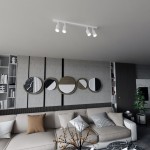 Lampa sufitowa Flash z czterema reflektorami GU10 w białej obudowie, zamontowana na suficie. Widoczna w nowoczesnym wnętrzu z dekoracyjnymi okrągłymi elementami na ścianie oraz beżową sofą.
