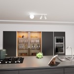 Baster lampa sufitowa w kolorze białym z 2 źródłami światła GU10 i 1 E14. Zawieszona w kuchni, o nowoczesnym designie, z okrągłym kloszem i ruchomymi punktami świetlnymi, podkreślającymi elementy aranżacji wnętrza.