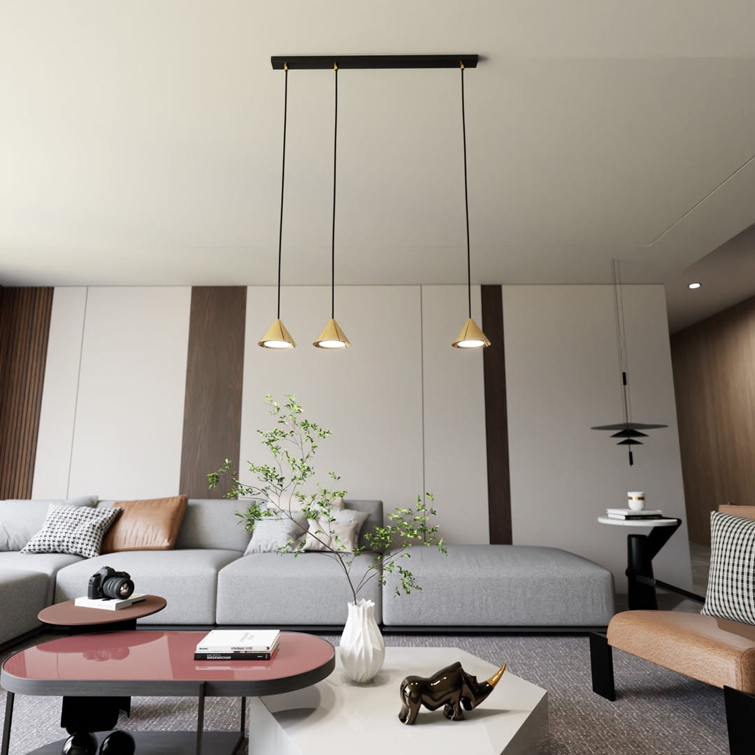 Lampa wisząca Elit 3xGX53 w kolorze czarnym i złotym, zawieszona na prostokątnej podstawie. Trzy stożkowe klosze skierowane w dół, umieszczone na długich, cienkich linkach. Produkt w nowoczesnym wnętrzu z szaro-beżowym sofą i eleganckimi dodatkami.