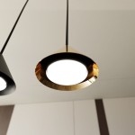 Lampa wisząca Elit 4xGX53 w kolorze czarnym i złotym, o stożkowym kształcie. Widoczna okrągła oprawa świetlna z białym kloszem, zawieszona na cienkim czarnym przewodzie. Ujęcie z dołu, ukazujące detale wykończenia i połyskujący złoty materiał.