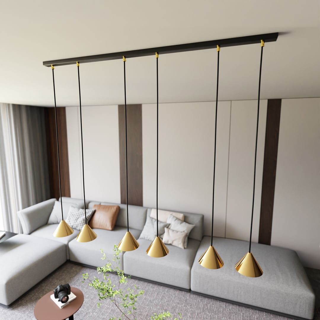 Lampa wisząca Elit 6xGX53 w kolorze czarnym i złotym, z sześcioma stożkowymi kloszami zawieszonymi na cienkich czarnych linkach. Ujęcie z góry, w aranżacji nowoczesnego salonu z szaro-beżową sofą i dodatkami.
