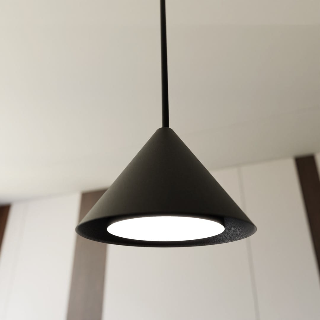 Lampa wisząca Elit 3xGX53 w kolorze czarnym, o stożkowym kształcie. Widoczna okrągła oprawa świetlna na górnej krawędzi. Produkt zawieszony na cienkim kabelku, umieszczony na jednolitym tle.