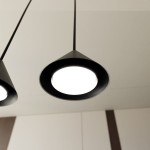 Lampa wisząca Elit 4xGX53 w kolorze czarnym, o stożkowym kształcie z matowym wykończeniem. Widoczna okrągła głowica z białym źródłem światła. Ujęcie z dołu, pokazujące detal konstrukcji i zawieszenia.